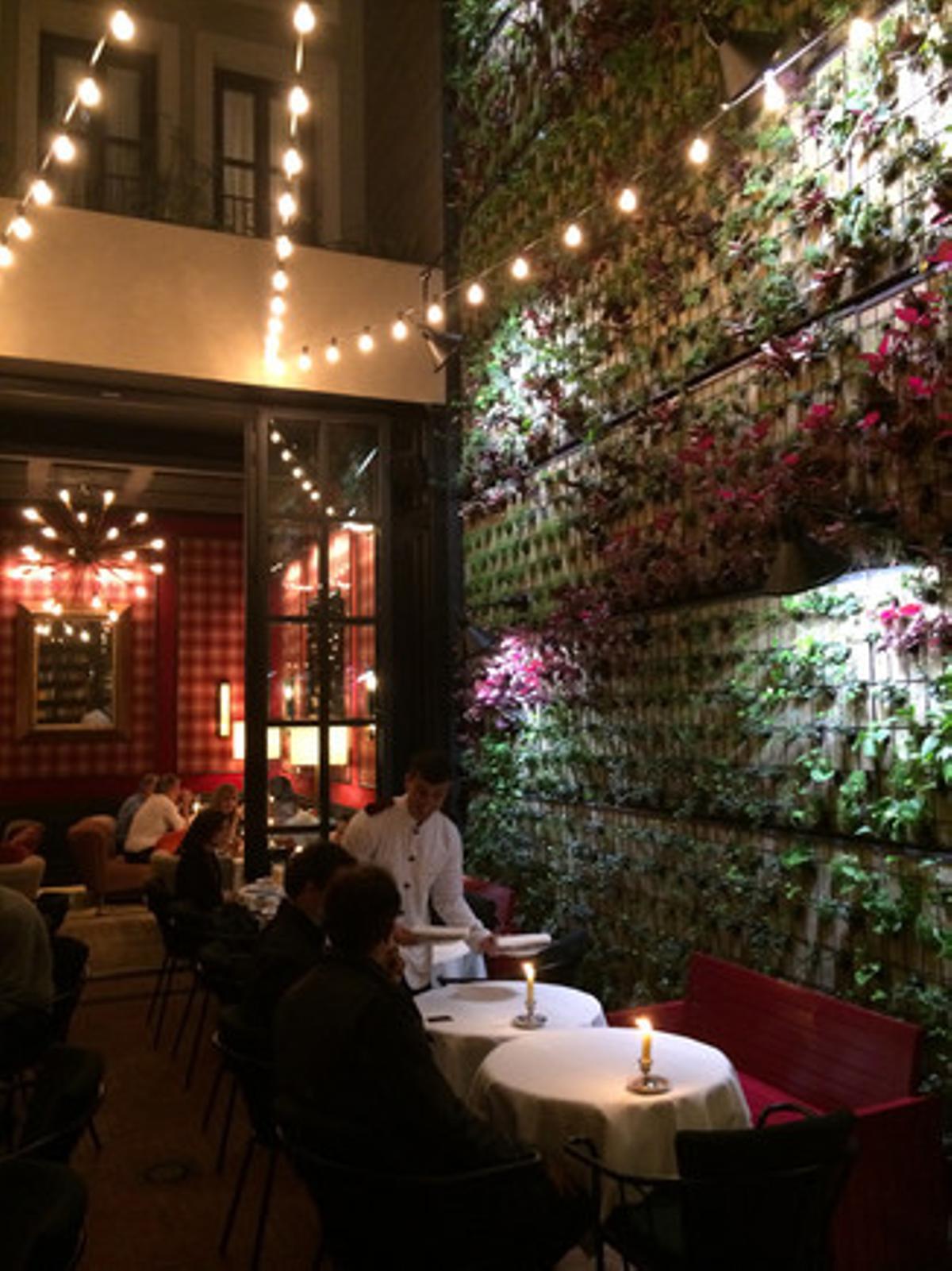 La terraza interior WITTY es tan pequeña como espectacular porque tiene un jardín vertical de 25 metros de altura, probablemente el más alto de Barcelona.