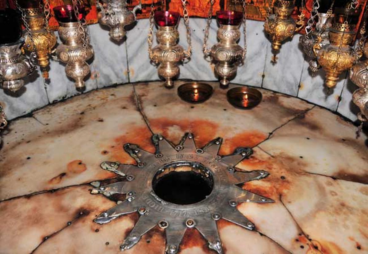 La estrella de catorce puntas que es besada por los fieles y muestra el lugar exacto donde nació Jesús
