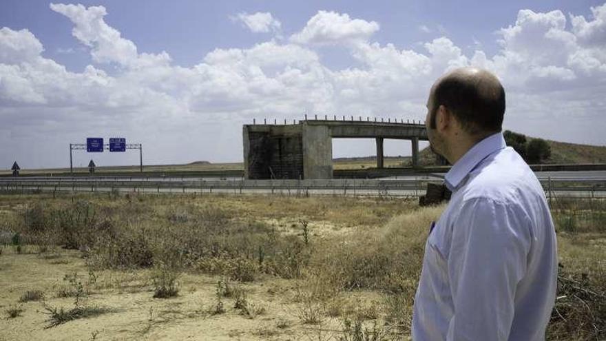 El alcalde de Castrogonzalo contempla el viaducto.