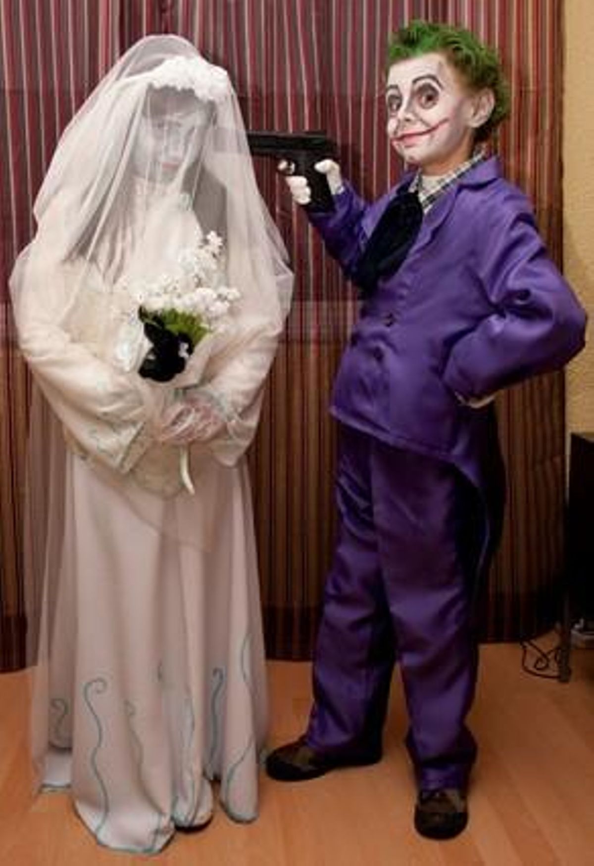Pau Márquez i Yaiza Márquez, disfressats de Joker i Núvia Cadàver. FOTO: MARINA ABOAL. Sant Boi de Llobregat, Barcelona.