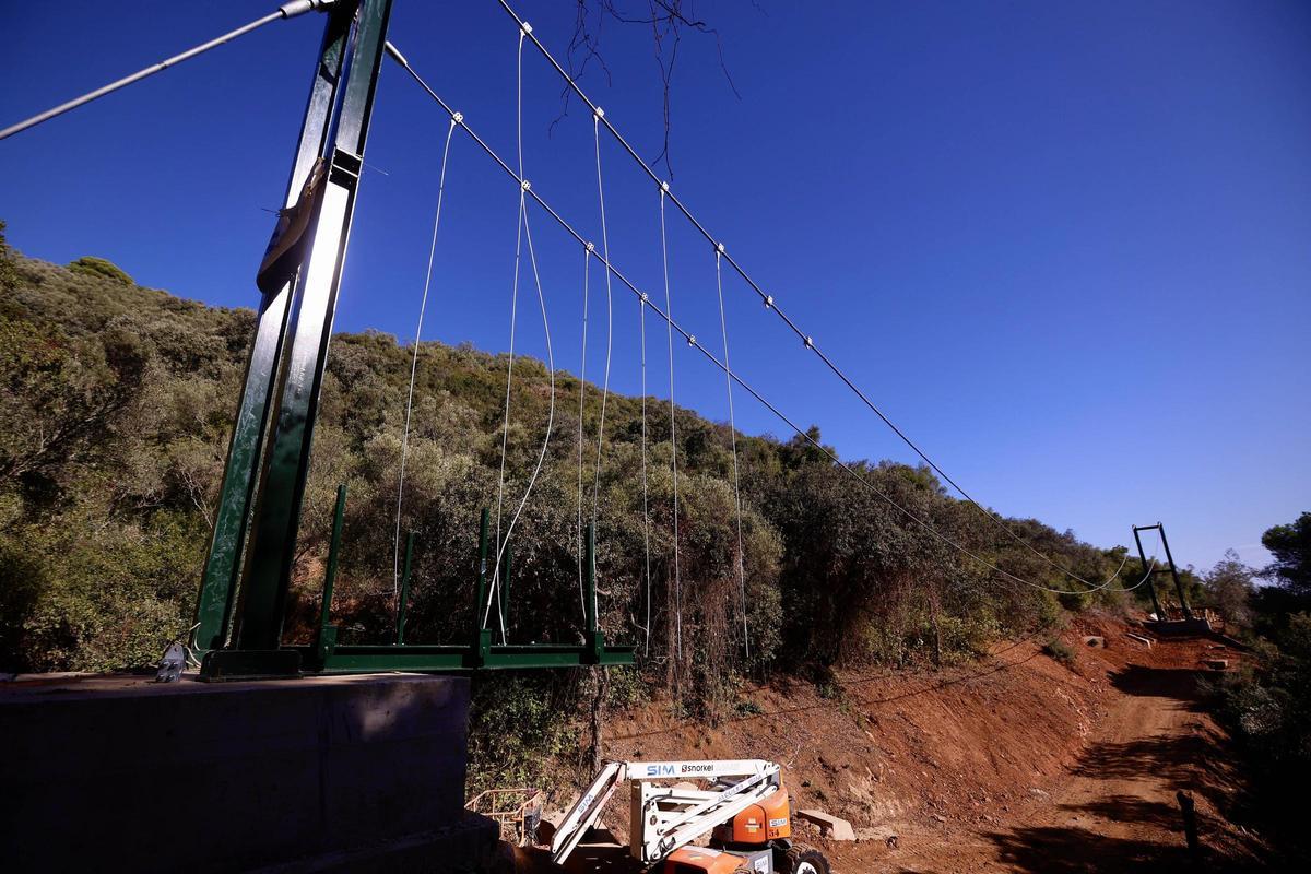 Uno de los puentes colgantes del cinturón verde, en obras.