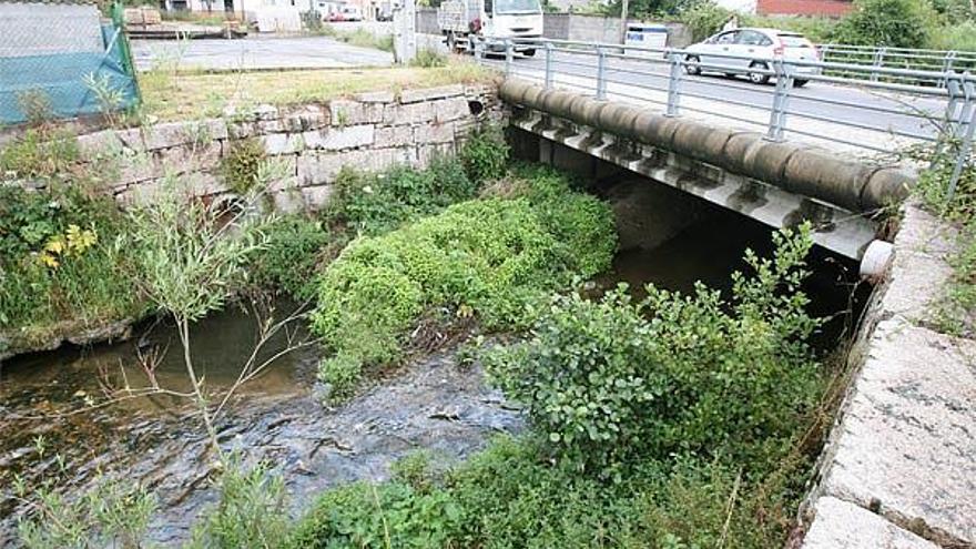 Puente del Gandarón, donde comenzó la mancha de gasóleo que se extendió hasta la avenida de Madrid.