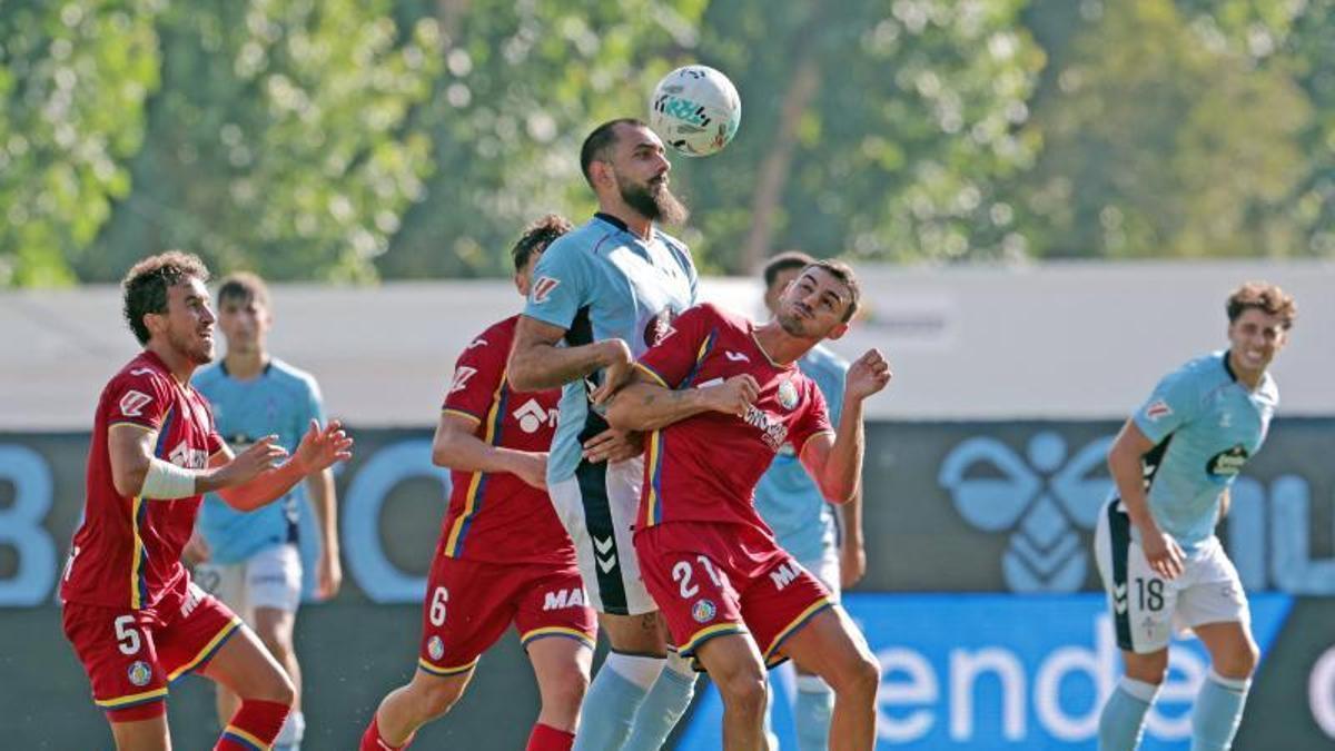 Borja Iglesias pugna con Juan Iglesias durante la última visita del Getafe a Balaídos.