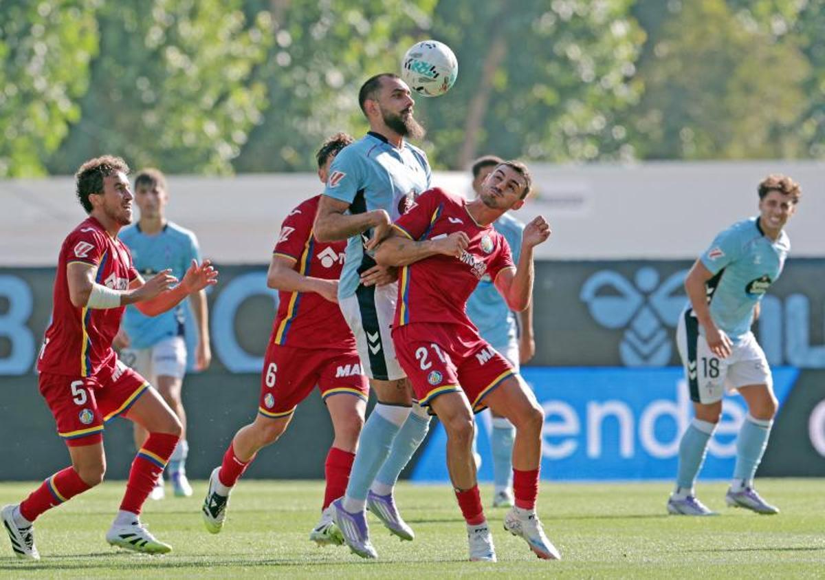 Borja Iglesias pugna con Juan Iglesias durante la última visita del Getafe a Balaídos.