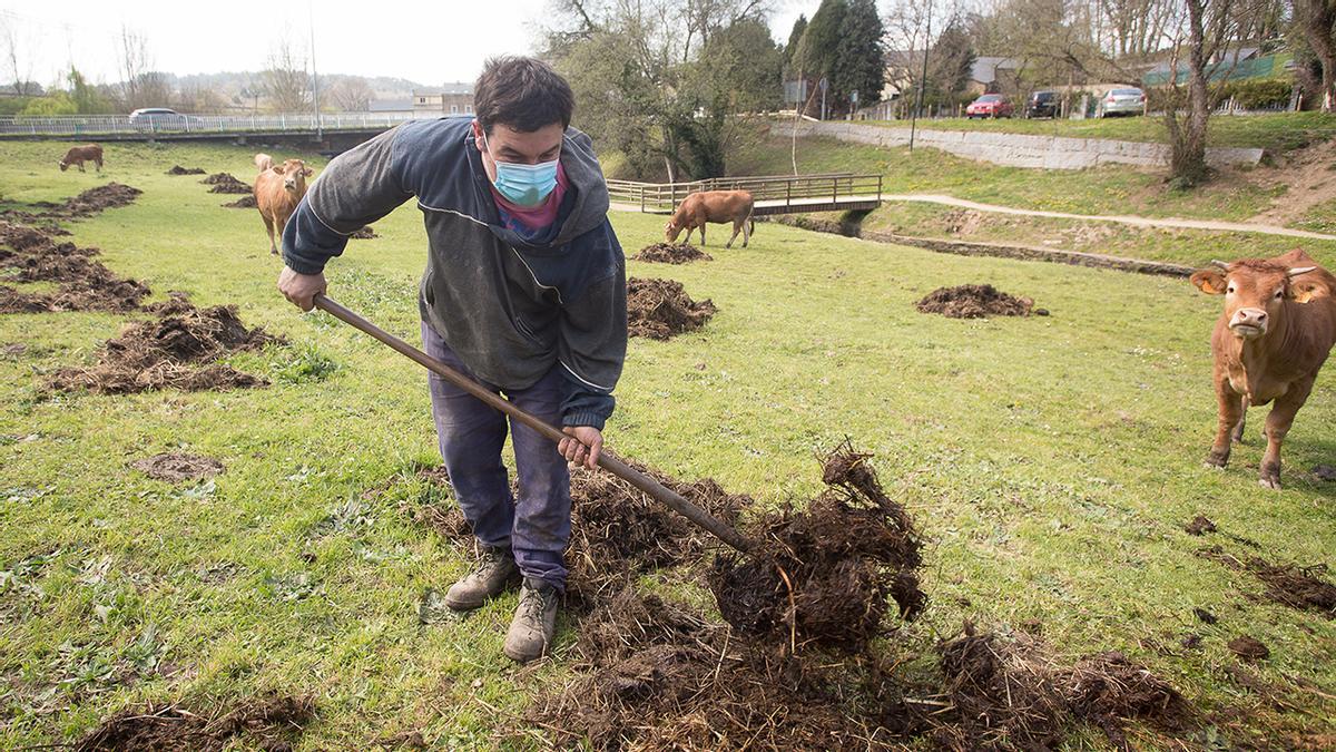 Un agricultor trabaja el campo