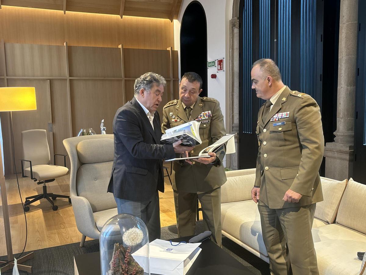 Lores le entrega a Alvarado unos regalos de la ciudad.