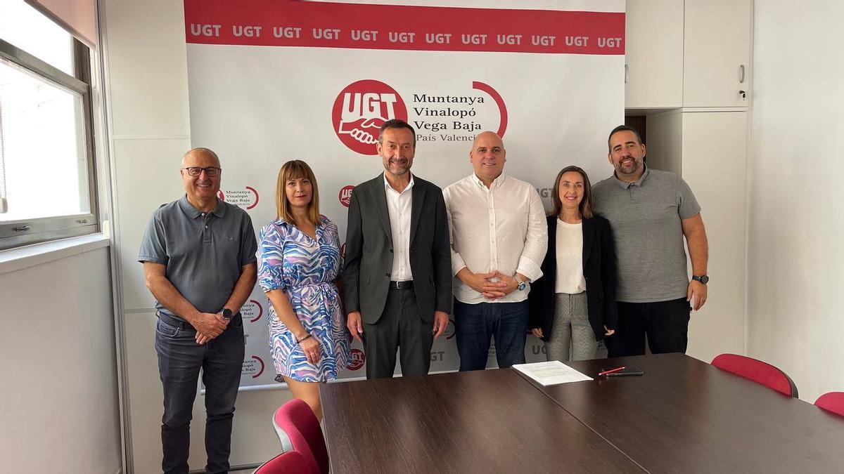 Foto del candidato del PSOE con responsables de UGT