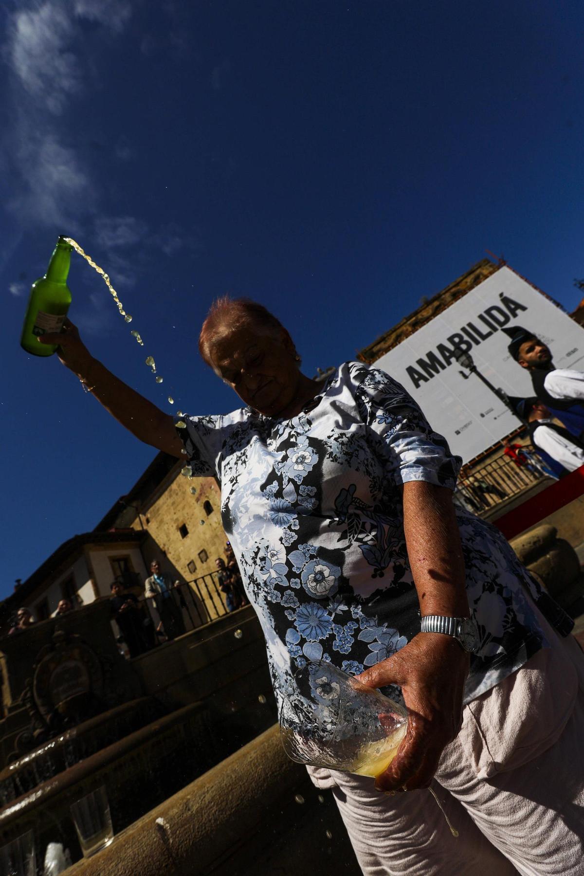 Oviedo levanta el brazo para un escanciado popular con más de un millar de personas por el Día Mundial de la Sidra, en imágenes