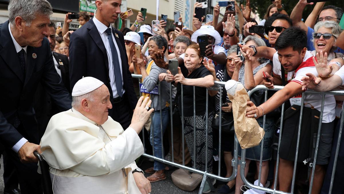 Peregrinos  esperan al Papa, durante el viaje apostólico del Papa Francisco a Portugal.