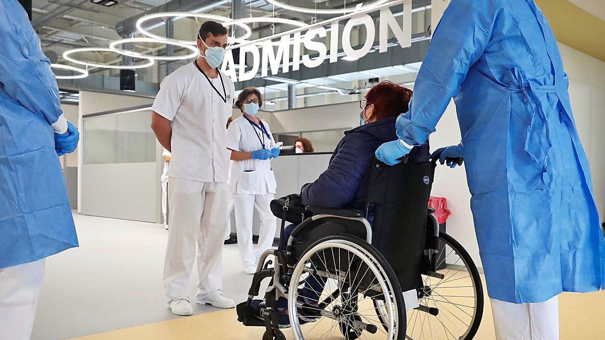 Sanitarios atienden a los primeros pacientes del Hospital Isabel Zendal. | | EFE