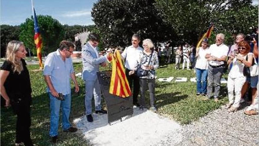 L&#039;alcalde, amb d&#039;altres autoritats, descobrint la placa commemorativa als jardins Vicenç Albert Ballester.
