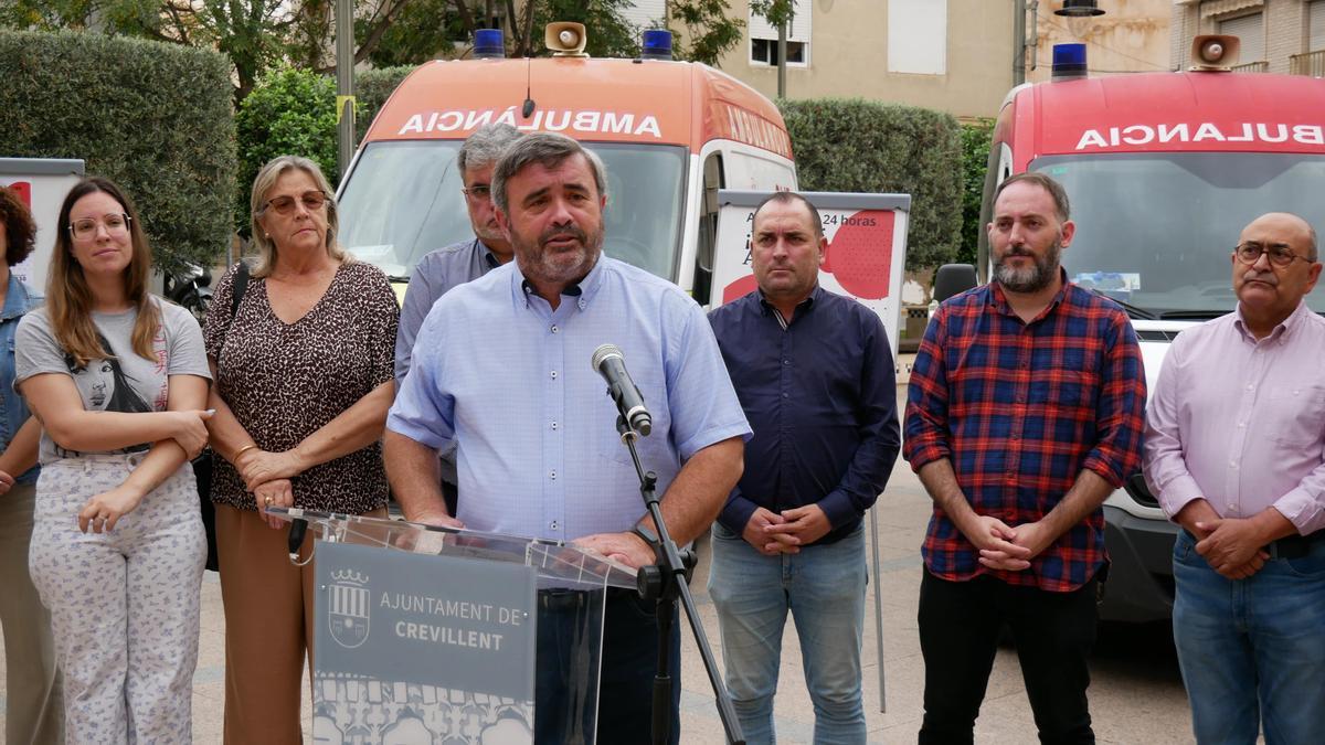 El alcalde de Crevillent, José Manuel Penalva, junto al resto del equipo de gobierno presentando la ambulancia 24 horas