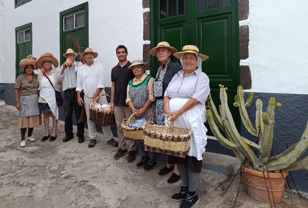 Un grupo de los participantes en la representación.