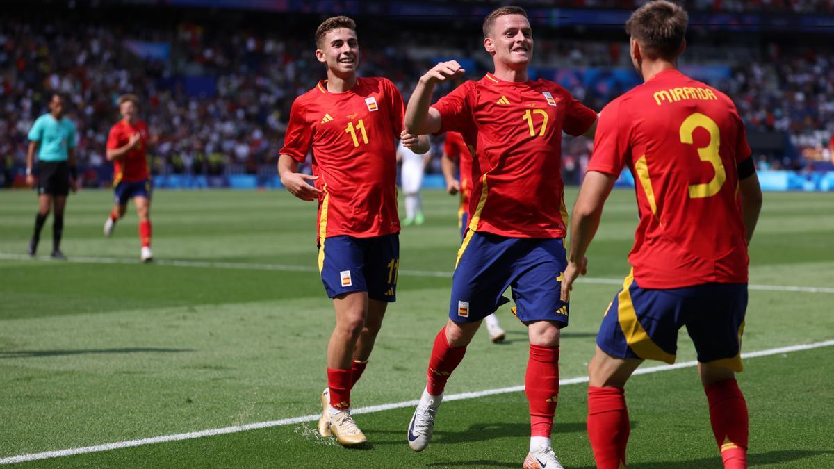 Sergio Gómez (c) celebra con Miranda (d) el segundo gol de España ante Uzbekistán.