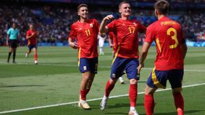 Sergio Gómez (c) celebra con Miranda (d) el segundo gol de España ante Uzbekistán. 