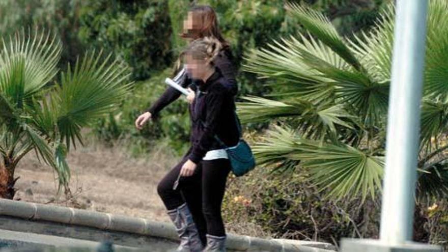 Dos trabajadoras del centro afectado por la bacteria salen del hospital, ayer, tras hacerse la prueba de control.