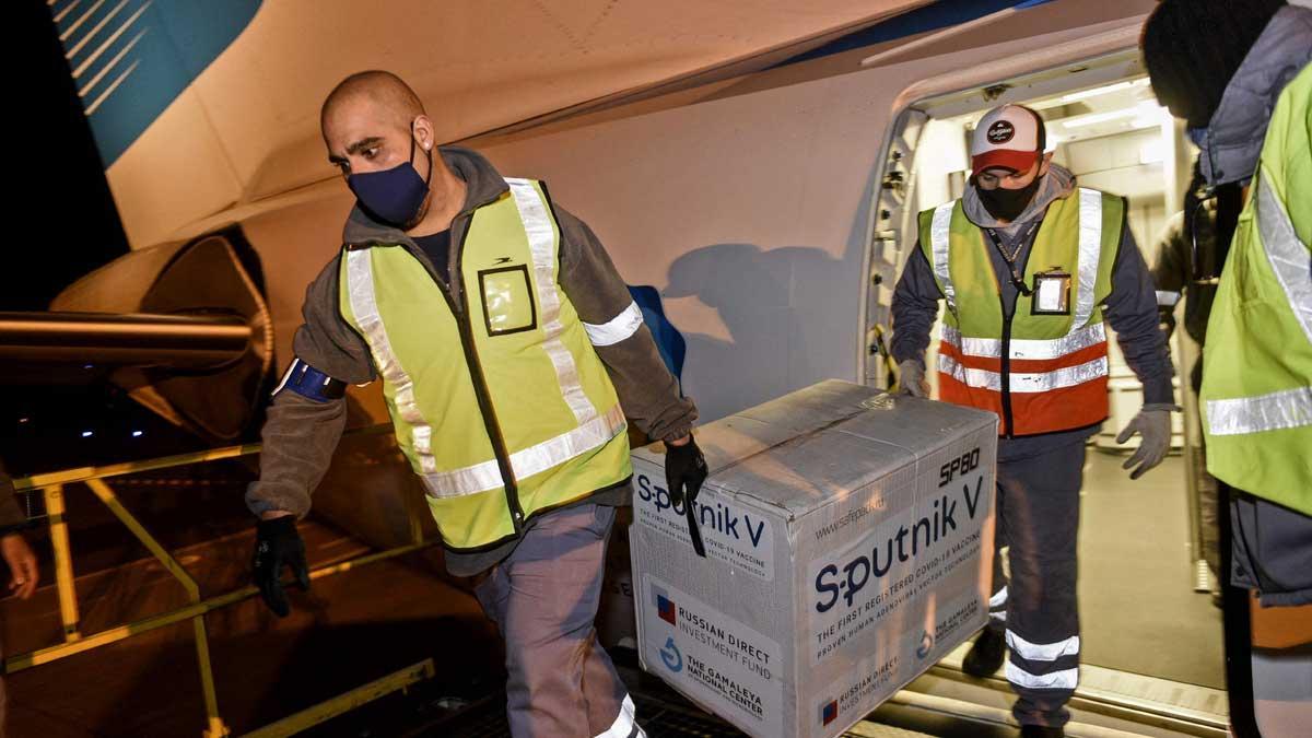 Llegada de un cargamento de vacunas contra el covid al aeropuerto de Ezeiza, en Buenos Aires