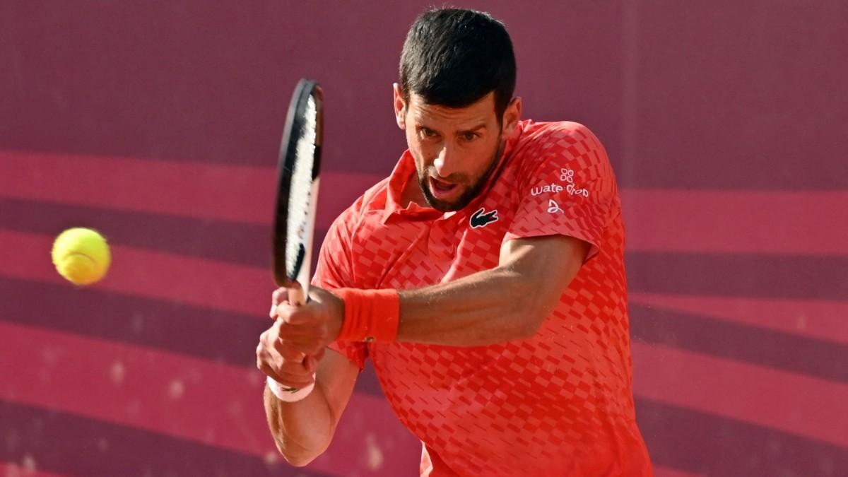 Djokovic golpea una bola en el partido contra Lajovic