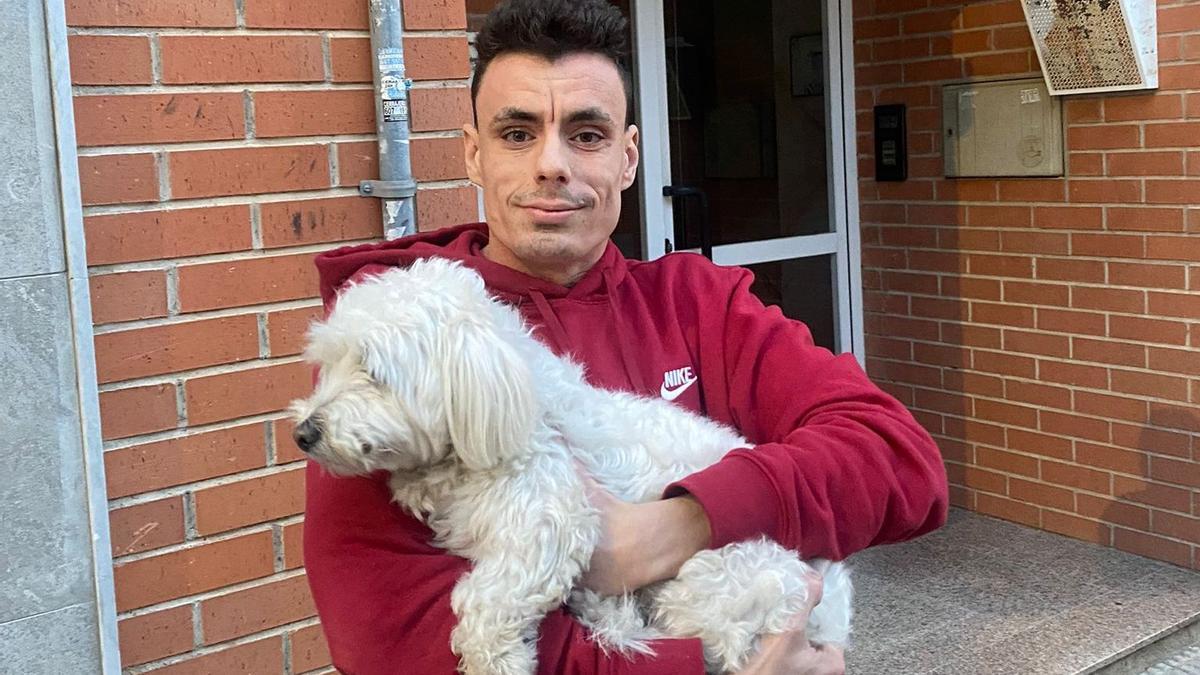 Álvaro, uno de los dos jóvenes que rescataron a 'Mia', con la perrita