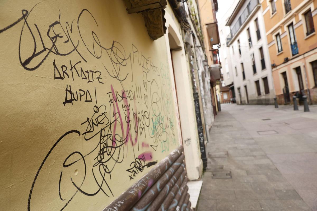 Los vecinos de Gijón piden multas "ejemplares" y concienciación para combatir las pintadas callejeras (en imágenes)