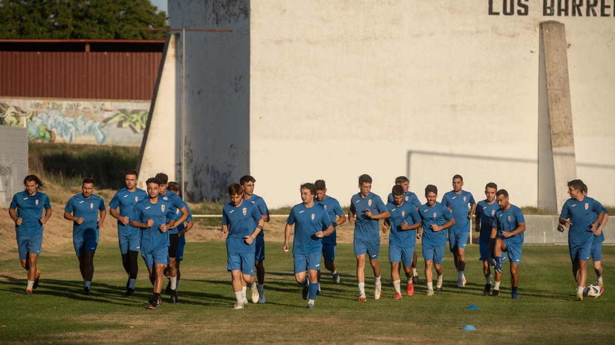 Los jugadores del CD Villaralbo, durante la primera sesión de pretemporada.