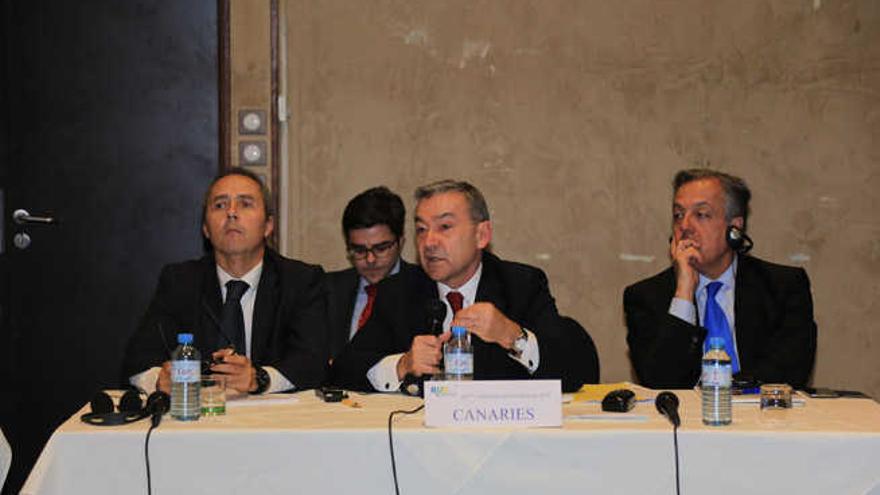 El presidente Paulino Rivero (dcha.), junto al viceconsejero de Relaciones con la UE, Ildefonso Socorro.