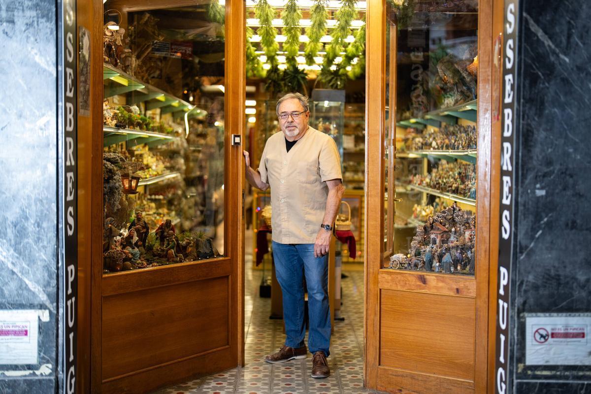Francesc Puig, propietario de la tienda Pessebres Puig, en el barrio de Sant Antoni de Barcelona