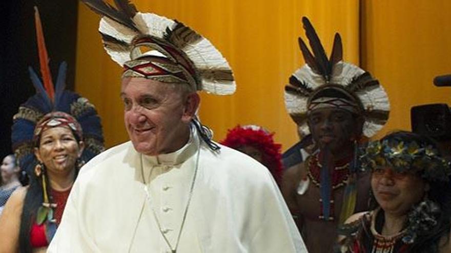 El Papa Francisco con miembros de la tribu Pataxo en Río.