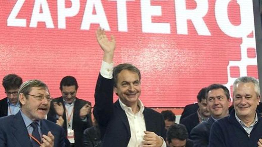 Zapatero, con Lissavetzky, a la izquierda, y Griñán, a su derecha.