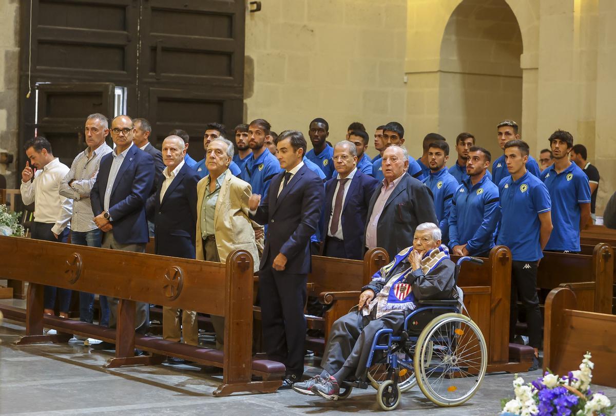 Rafael García Ripoll, en el oficio religioso en la concatedral de San Nicolás de Alicante con su bufanda del Hércules.