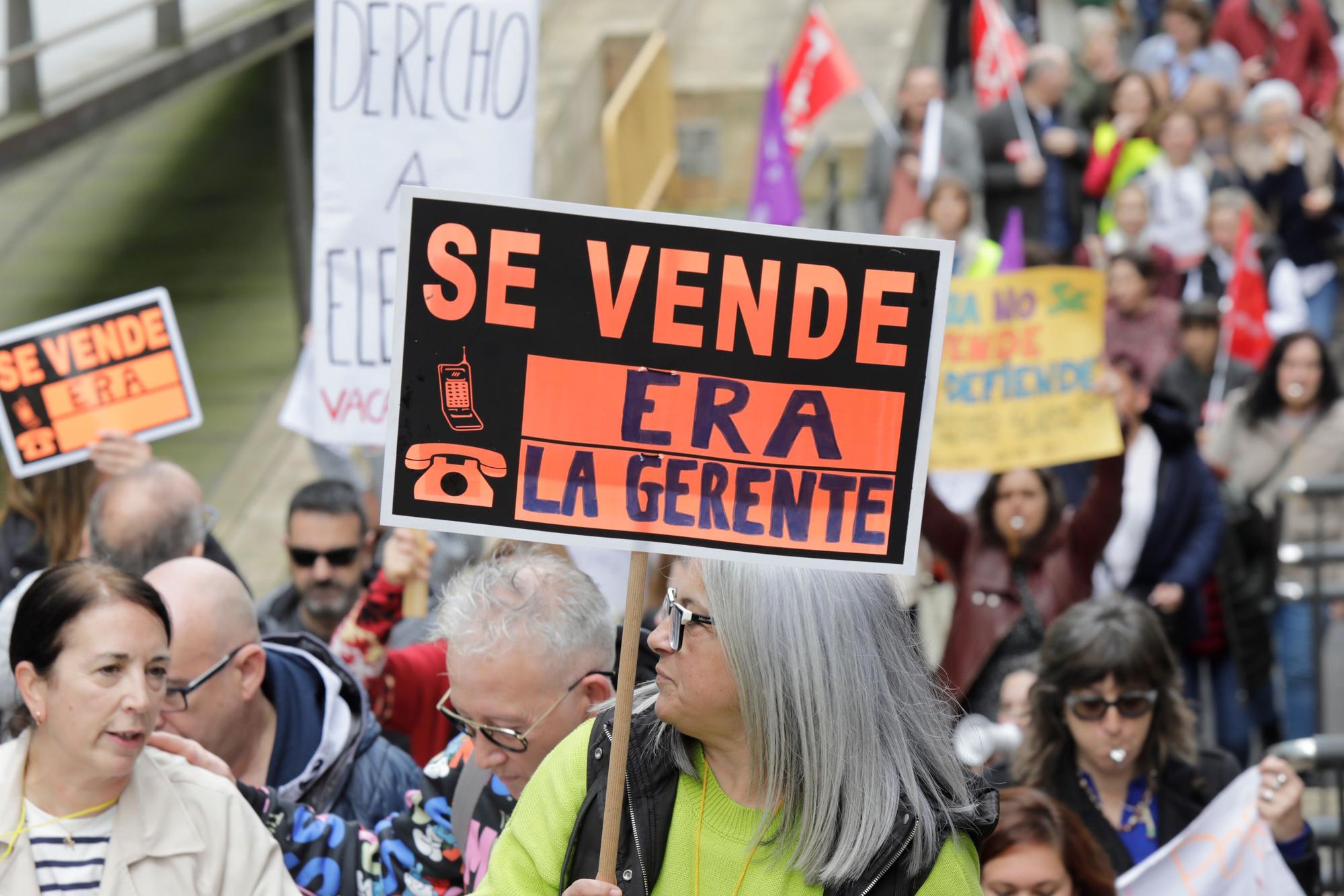 En imágenes: Multitudinaria protesta de los trabajadores del ERA: "Nuestras vacaciones no son un trueque electoral"