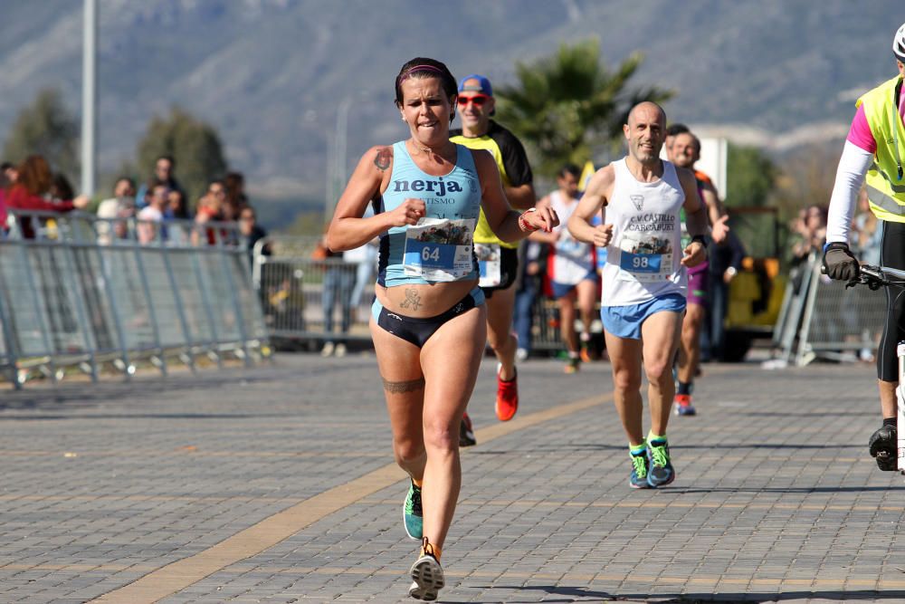 El Mouaziz, del Club Nerja de Atletismo ha vuelto a imponerse en la prueba, que ha alcanzado una participación récord con 7.500 corredores