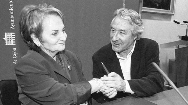 Fernando Ruiz saluda a Paz Fernández Felgueroso tras la firma de un convenio con el Ayuntamiento en enero de 2002.