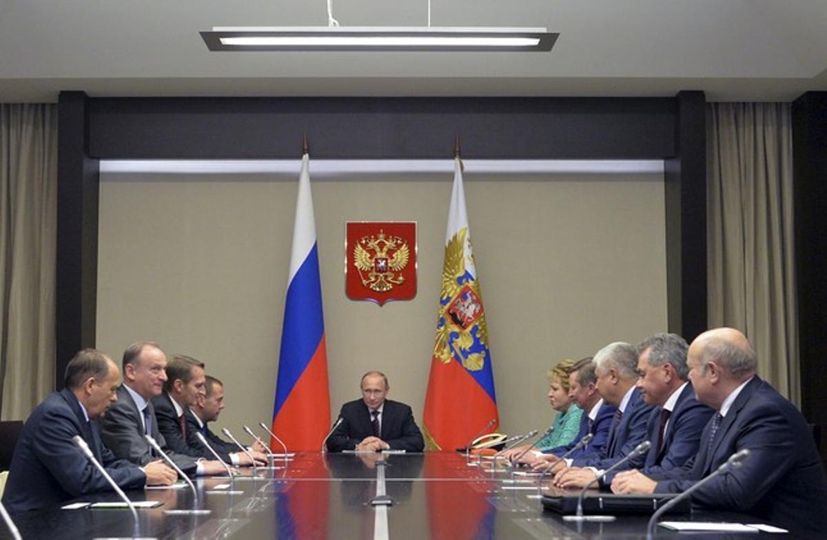El president rus, Vladímir Putin, en una reunió amb membres del Consell de Seguretat de l’estat de Novo-Ogaryovo, aquest dimarts.