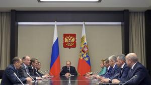El president rus, Vladímir Putin, en una reunió amb membres del Consell de Seguretat de l’estat de Novo-Ogaryovo, aquest dimarts.