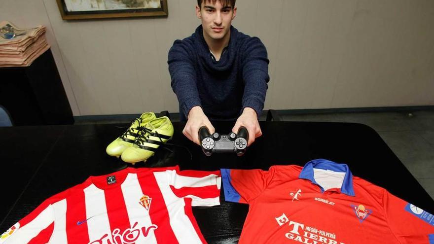 Iván Rubiera sujeta el mando de su videoconsola junto a las camisetas del Sporting y el Ceares.