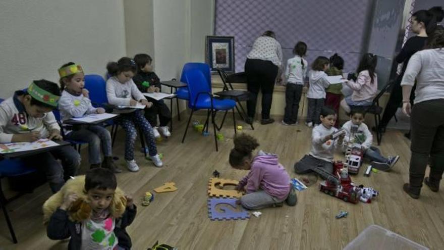 Menores inmigrantes con dificultades económicas asistiendo a un taller de castellano en Cáritas, en imagen de archivo.