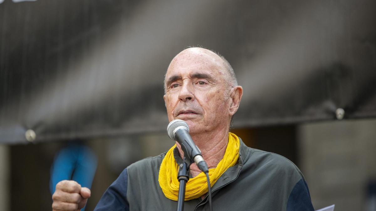 El presidente de la ANC, Lluís Llach, interviene durante una manifestación para pedir la aplicación de la amnistía.