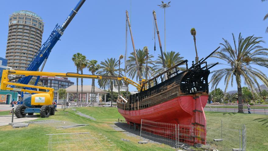 Arde la réplica de &#039;La Niña&#039; en el Parque de Santa Catalina