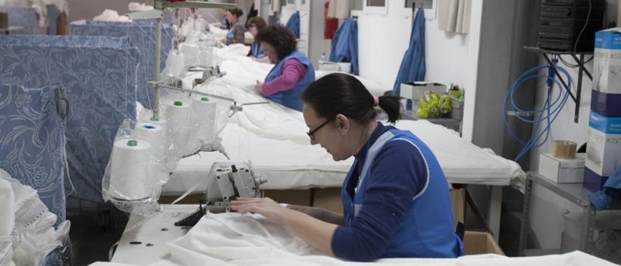 Trabajadores de una empresa textil de la Vall d’Albaida, en una imagen de archivo.  | PERALES IBORRA