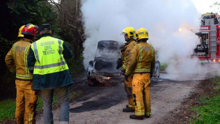 Imagen del coche en llamas // NOÉ PARGA