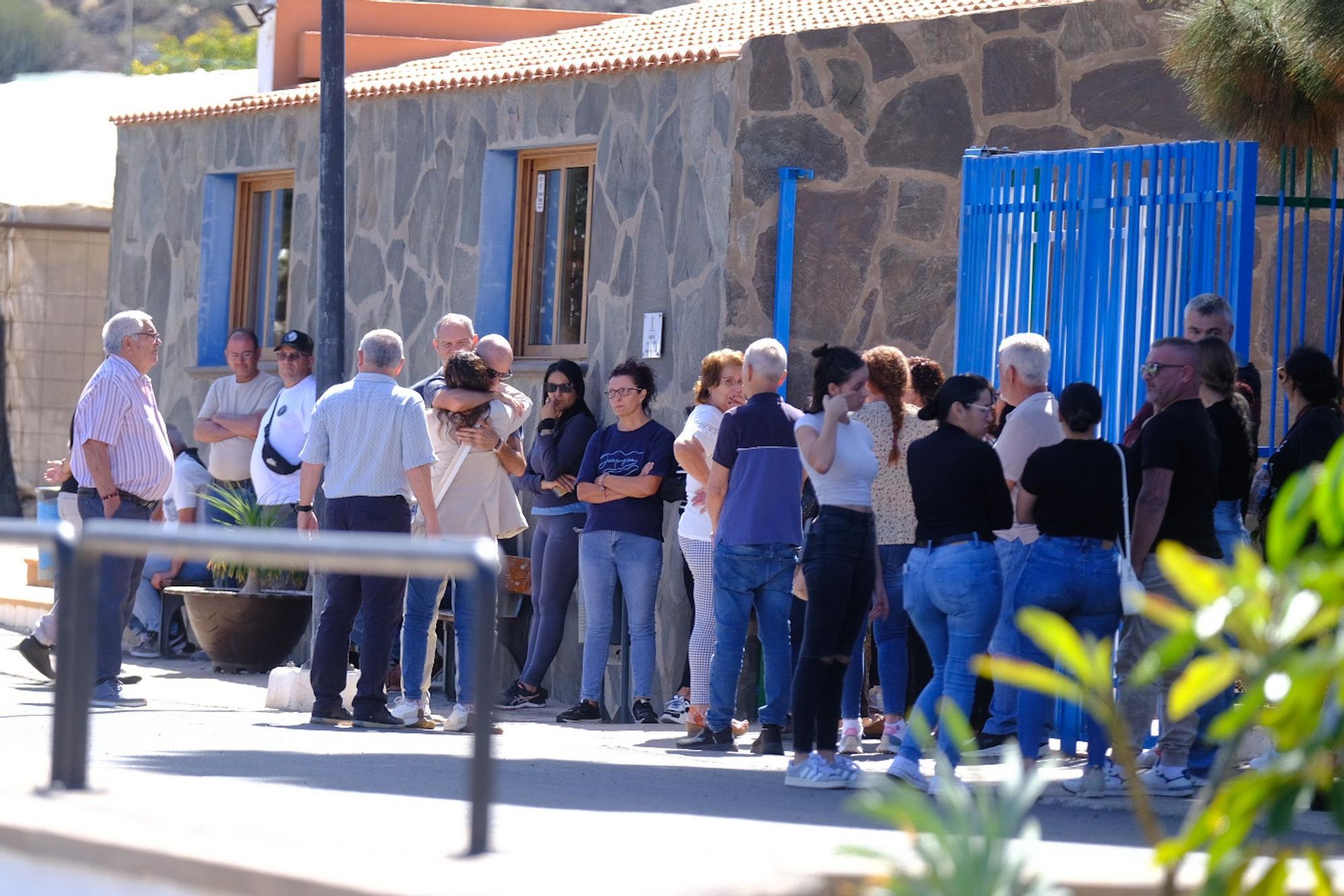 Minuto de silencio y último adiós a la mujer asesinada en La Aldea