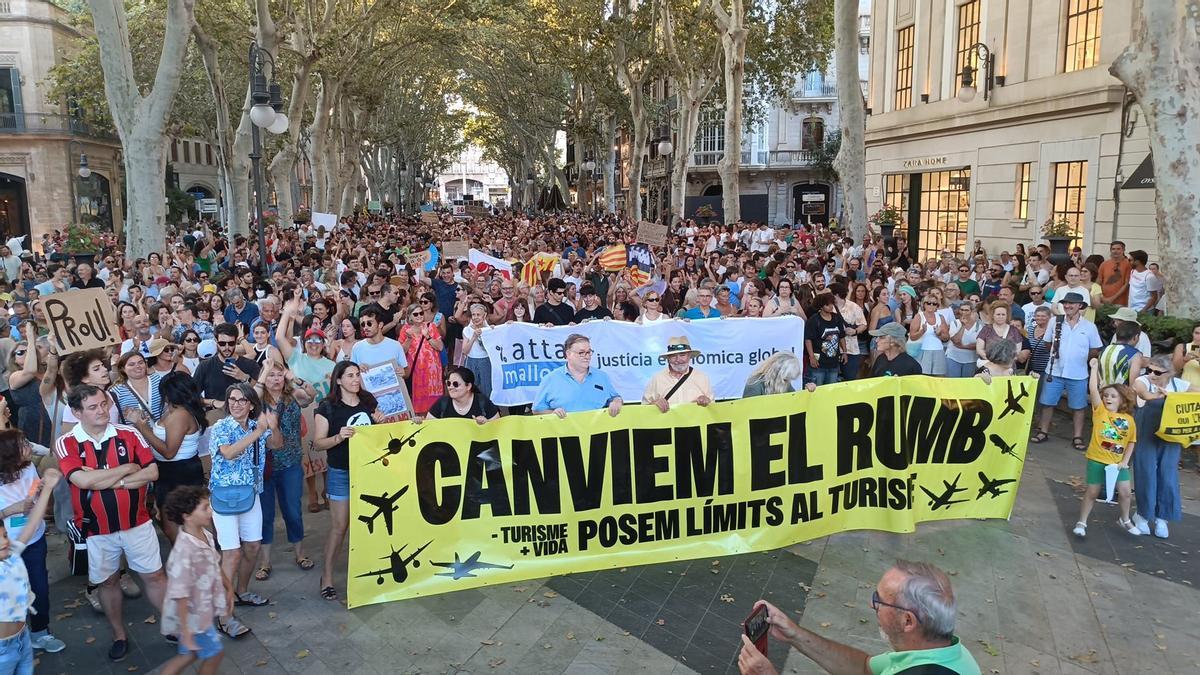 La cabecera llega al final de la manifestación entre gritos y aplausos