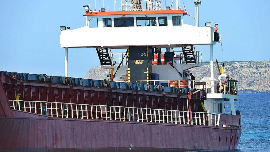 El remolcador ‘Bever’ llega a Formentera para recuperar el ‘River Thames’ encallado