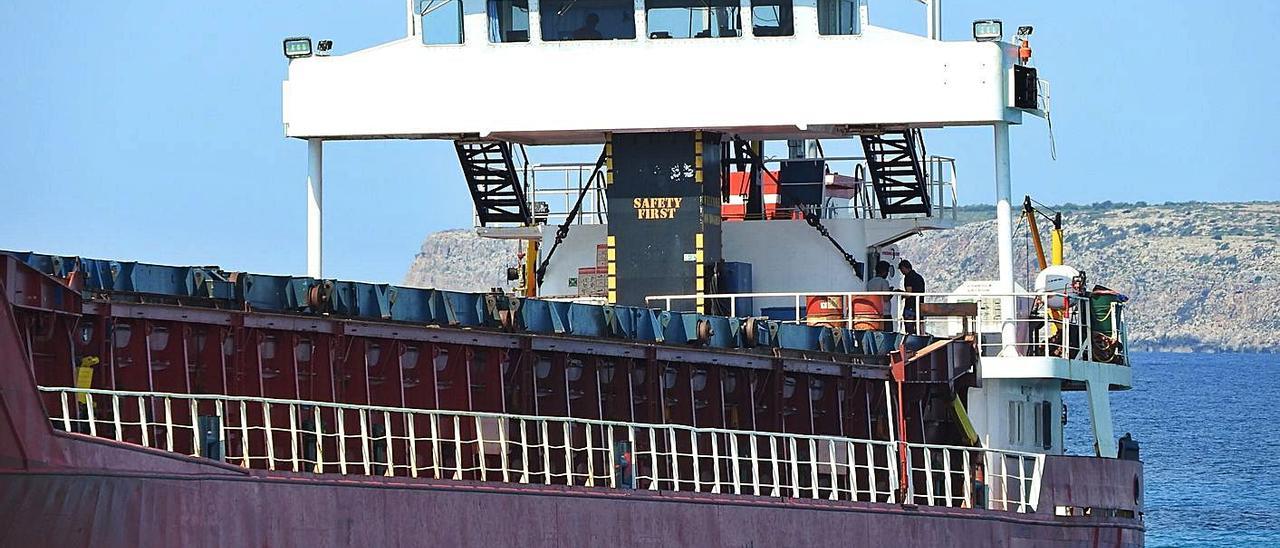 El mercante, de bandera de Vanuatu y 87 metros de eslora, encallado en Formentera. | C.C.