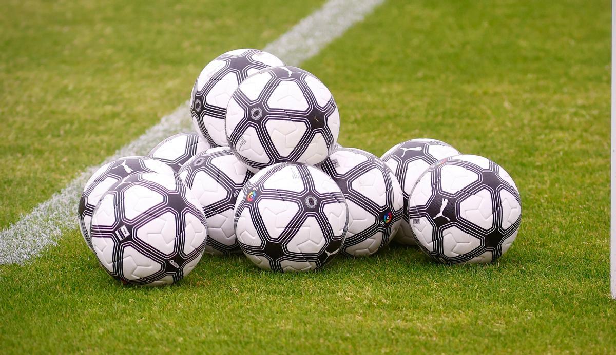 Los balones de la Jornada Retro, en la Ciudad Deportiva del Córdoba CF.