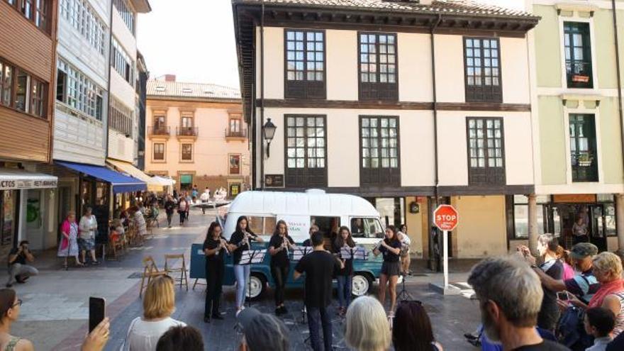 La música recorre las calles de Oviedo en una &quot;furgo&quot;