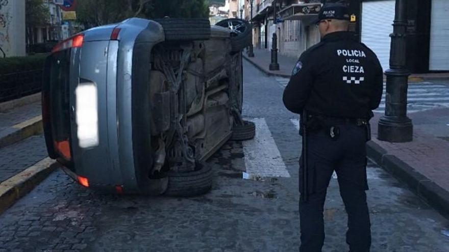 Vuelca un coche en el Paseo de Cieza