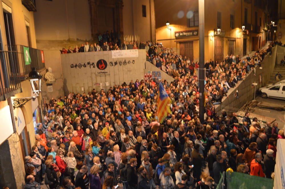 concentració a la plaça de Sant Pere de Berga per l'empresonament dels vuit exconsellers