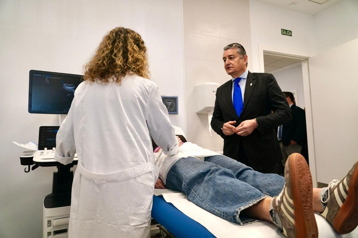 Antonio Sanz visita el nuevo centro de salud de Nueva Andalucía de Marbella